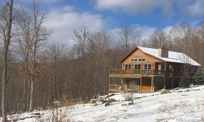 Friendsville Cabin | Kendall Retreat - 3BR Log Cabin Central to Deep Creek Lake and Nemacolin Resorts