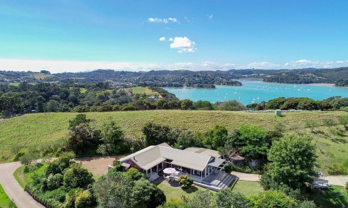 Surfdale House | Kennedy Point Guest House