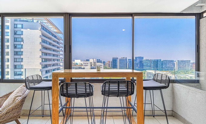 Apoquindo Apartment | Kennedy Retreat 1BR Pool, Parking & Smart TV