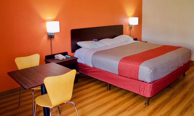Macedonia Hotel | Key Inn Macedonia - 1 King Bed Non-Smoking