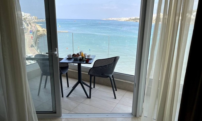 St. Paul's Bay Apartment | Kick back and relax in this calm, stylish space