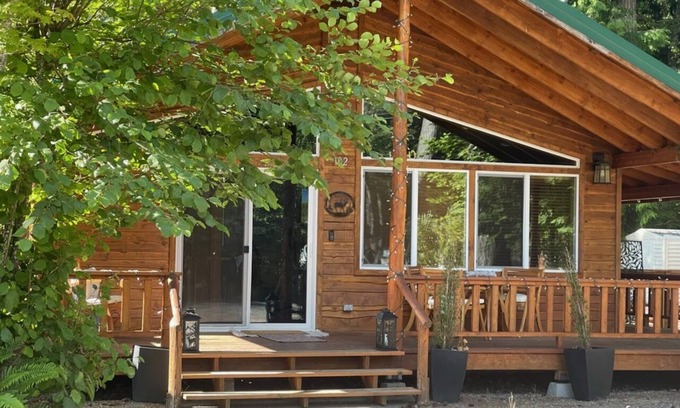 Packwood Cabin | Kick back and relax at the Fairway Cabin!