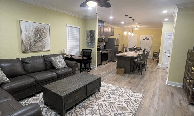 Mid City North House | Kick Back - Chillin Away from Home; 6mls to LSU-3mls to SU- 3mls to BR Airport