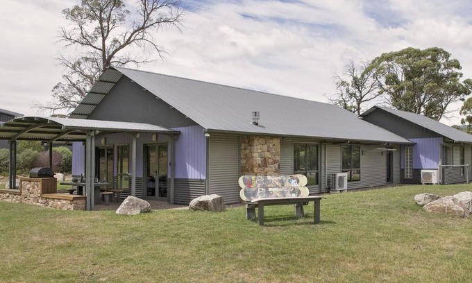Lake Crackenback House | Kickenback Lodge - 3BR Lodge l Gym l Indoor Pool l Tennis l WiFi l Air-Con