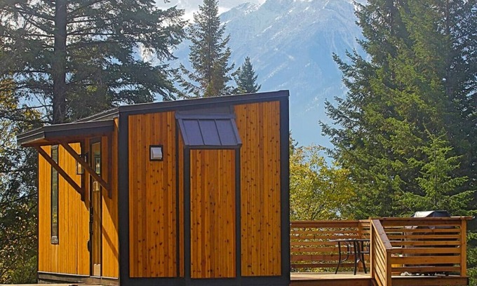 Golden House | Kicking Horse Tiny House WIFI SAUNA HOT TUB VIEWS