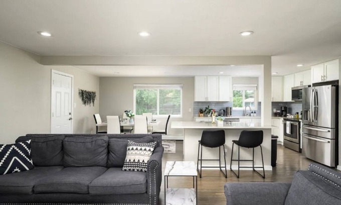 Lamar Heights Area House | Kid & Adult Playland! Comfy, Spacious, 15min to Downtown