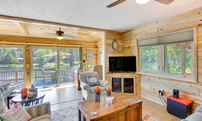 Kilgore House | Kilgore Lakefront Home w/Private Dock & Pier!