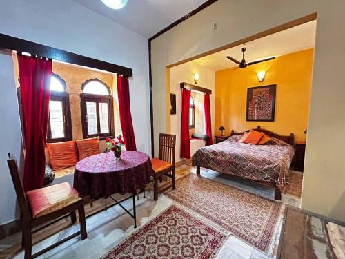Amar Sagar Pol Cabin | Killa Bhawan Lodge