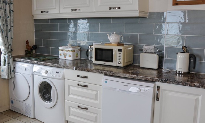 Tully Cottage | KILLARY BAY VIEW HOUSE, family friendly in Tully, County Galway