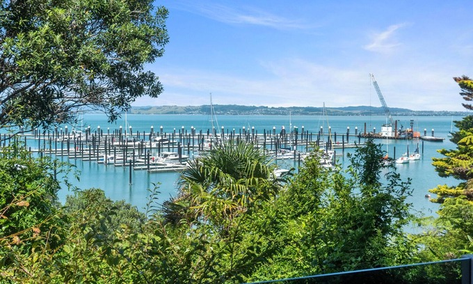 Surfdale House | Kina Cottage - Waiheke Island Holiday Home
