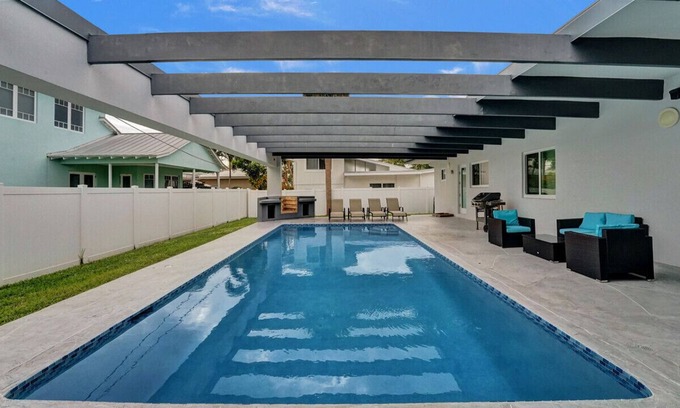 Lighthouse Point Apartment | King 1BD w/ Pool, Grill, Near Beach & Downtown