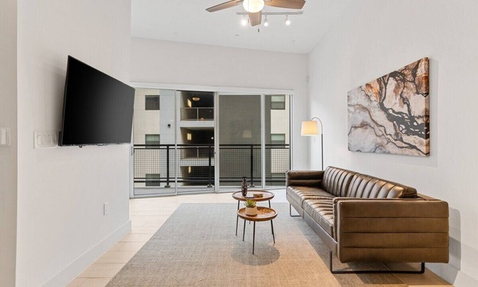 Cedars Apartment | King Bed /2 Full Bath's /Gym Access
