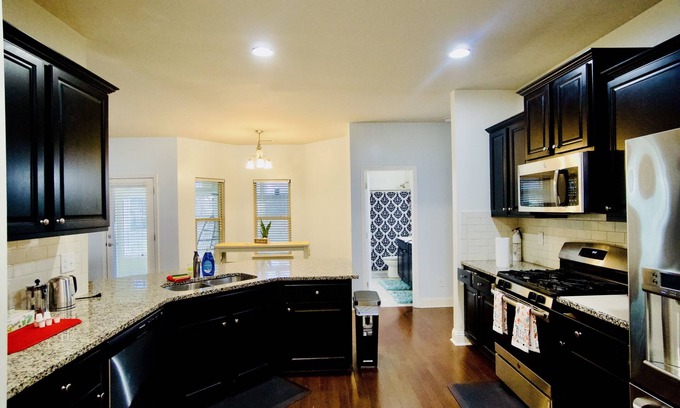 Lithia Springs House | King bed/3 CAR Garage/Ranch Home