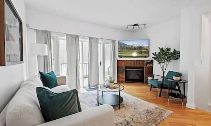 Marda Loop House | King Bed | 3BD | AC | Mins from Downtown | Garage
