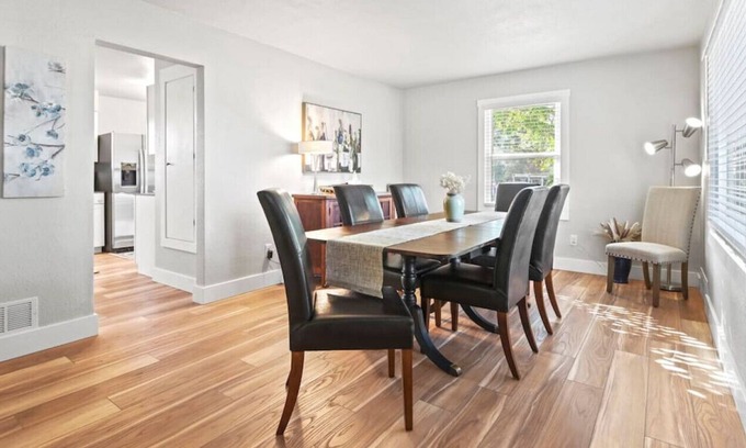 Spokane House | King Bed | Dining Room Table for 8 | 5m Downtown