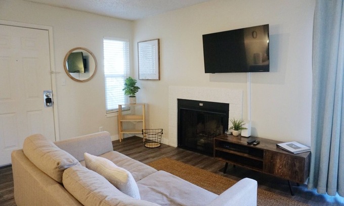 Central City Apartment | King Bed * Down Town * Comfortable Studio Apt.