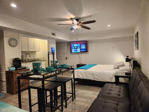 Kernersville House | King Bed Exec Suite Hot Tub, Gym, Grill & Laundry