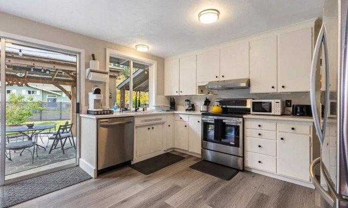 Edmonds Apartment | King Bed I Piano I Fenced Yard I Pets OK
