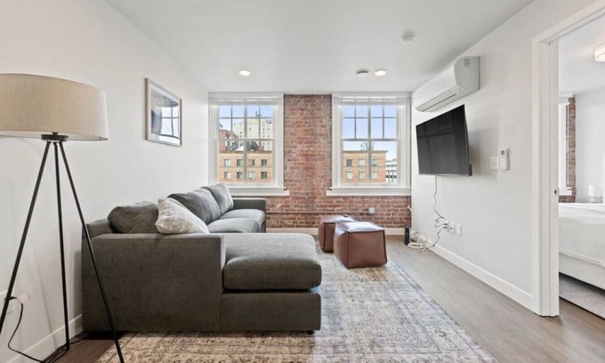 Riverside Apartment | King Bed! J & K on Main Luxury Apartment 403