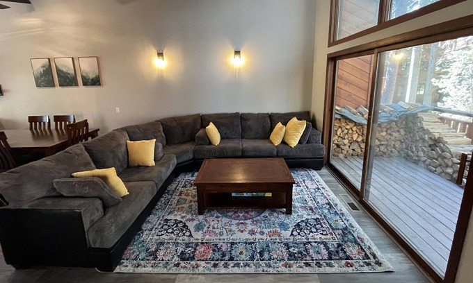 Mammoth Lakes House | King Bed - Renovated Cozy Meadowridge Cabin close to Eagle