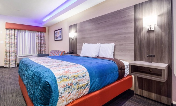 Houston House | King Bed Room, Scottish Inns, Free Parking, Sofa, Minutes from CityCentre Plaza