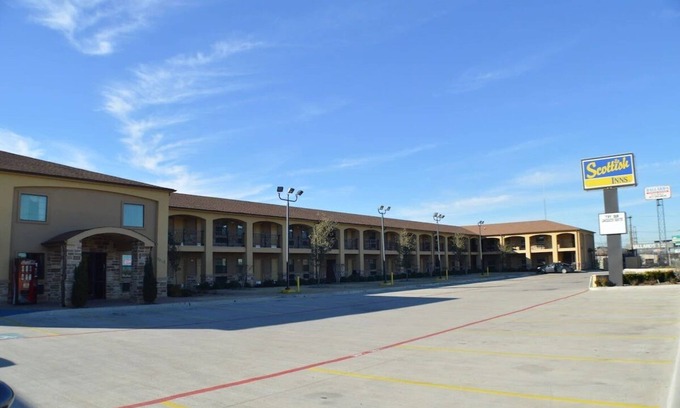 Fort Worth Hotel | King Bed, Scottish Inns, Comfy Workspace, Free Parking, close to Sundance Square