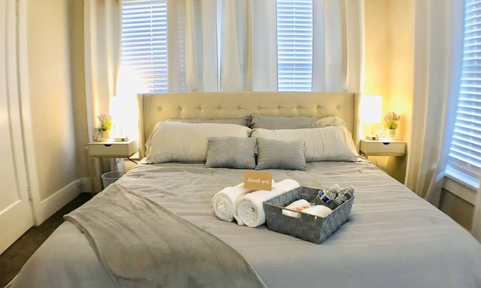 Oleander - Sunset Apartment | King Bed/Sleeps 4/Furnished Private APT/In-Unit Washer Dryer/Smart HDTV