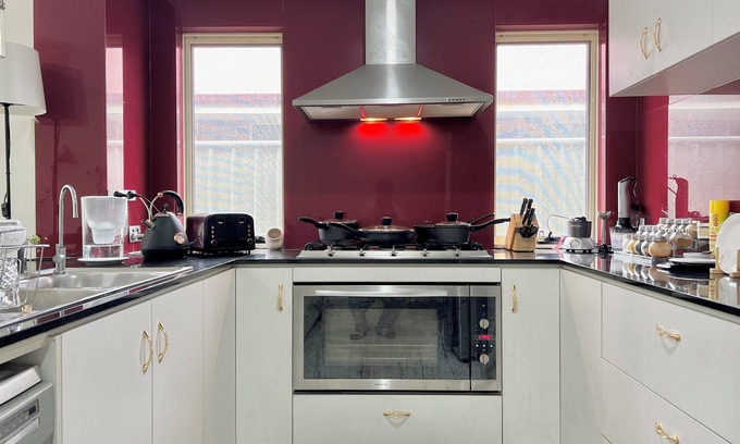 Queens Park House | King Bed with Private Ensuite. Close to Airport