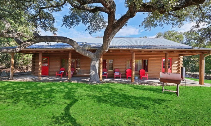 Wimberley Hotel | King Bed with Resort Pool and Firepit! Minutes from Downtown