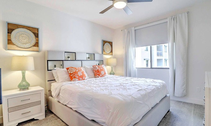 Thunderbird Industrial Airpark Condo | King Beds》Steps from Shop》Self Check In》 Parking