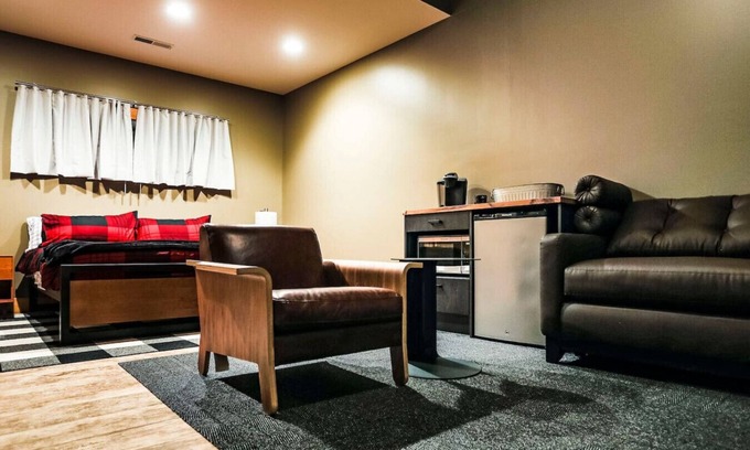 Maple Hill Hotel | King Cabin Room Lark Spur