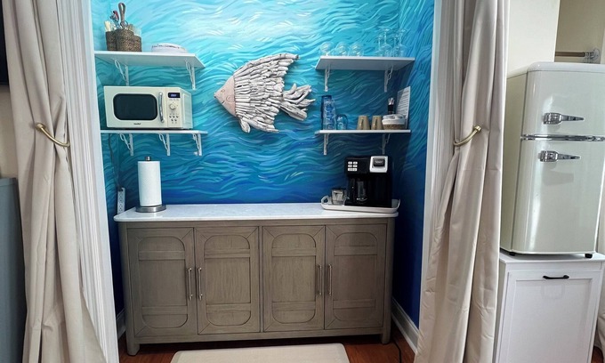 Murraysville House | King, Near concerts, downtown, Wrightsville, & UNCW, Private Suite, Pets welcome