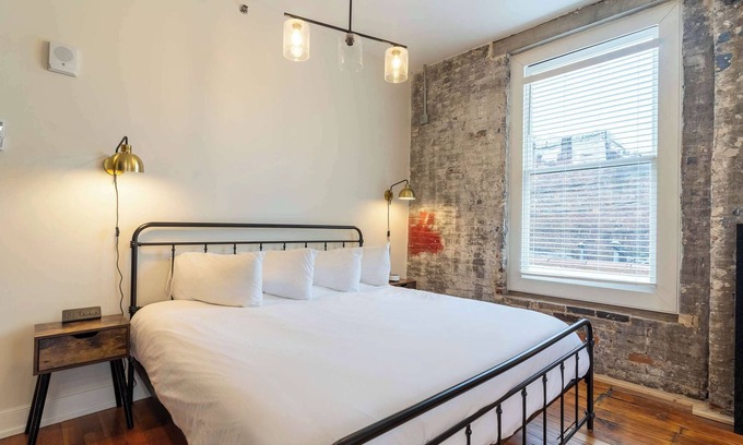 Frankfort Hotel | King Room Summary: Hi