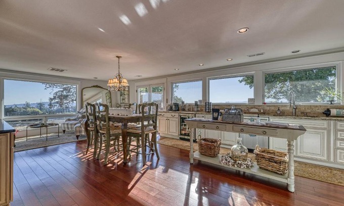 Newberg House | King's Queen