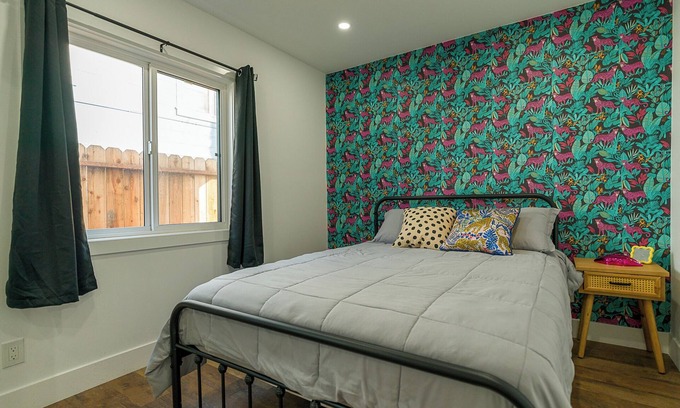 Whittier Apartment | King size bed close to Dineyland!