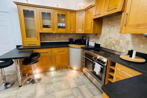 Newark Apartment | King-size bed en- suit, Luxury refurbished home