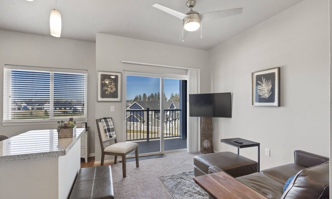 West Des Moines Apartment | King Studio Amenities Comfort and Convenience