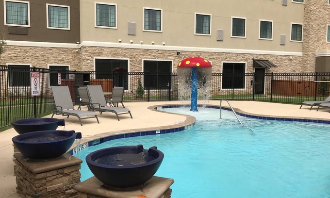 The Colony Apartment | King Studio. Free Breakfast Buffet & Pool Access.