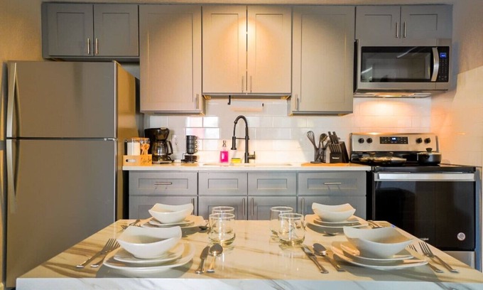 Columbus Apartment | King Suite - 10 mins to Ft Moore