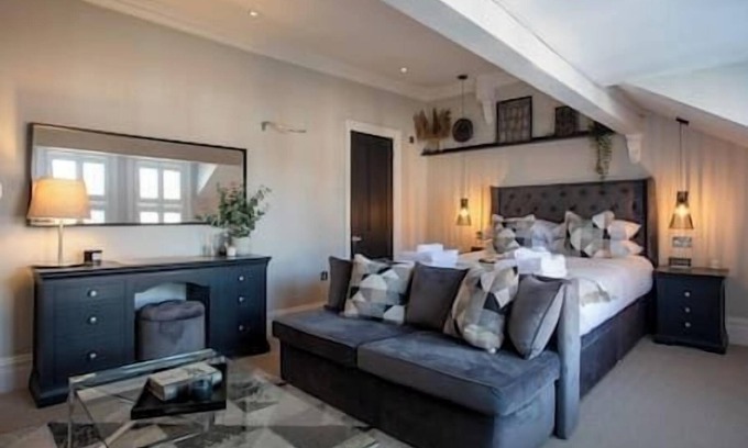 Offerton Apartment | King Suite close to Manchester City Centre, R3