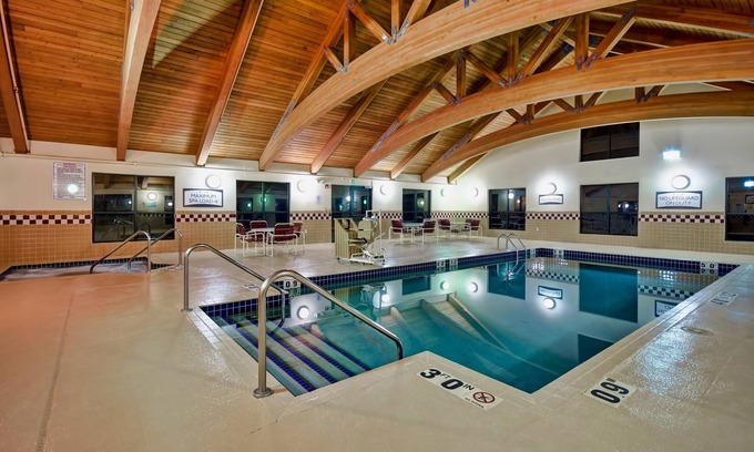 Middleton Condo | King Suite. Free Breakfast. Pool and Hot Tub. Downtown Location. Near the University of Wisconsin-Madison!