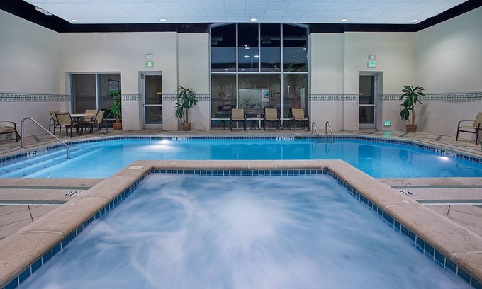 Downtown Chattanooga Condo | King Suite in Downtown Chattanooga | Free Breakfast + Hot Tub Access