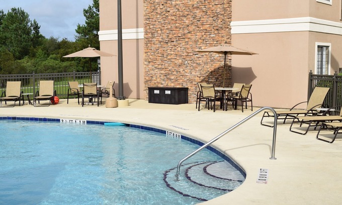 Fantasy Harbor Condo | King Suite Near the Sky Wheel | Free Hot Breakfast + Pool Access