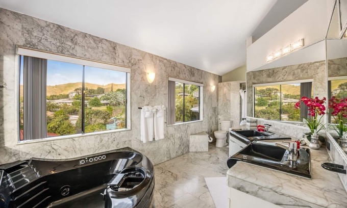 Kaneohe Villa | King Suite Oasis: Unwind with Jacuzzi & Bay Views (Unit B)n