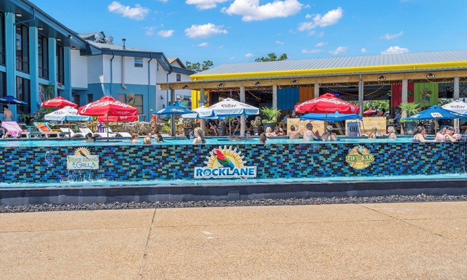 Indian Point Condo | King Suite Retreat on Table Rock Lake | Swim-Up Bar, Marina & More!