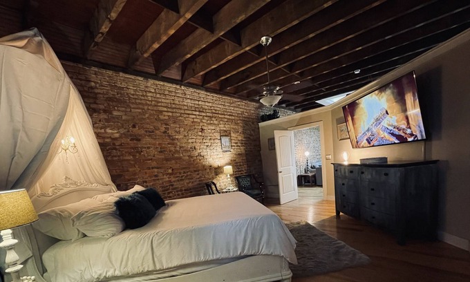 Abbeville Condo | King Suite- The Lofts at Court Square