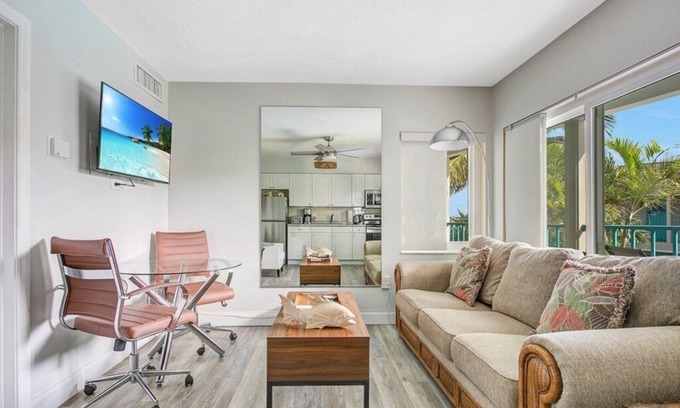 Bay Esplanade Condo | King Suite with bath