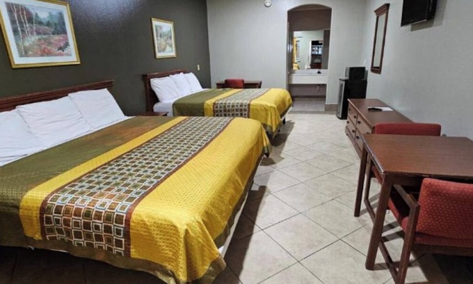 Edinburg Apartment | King Suite with Spa Bath