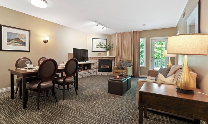 Oro-Medonte Condo | KingBed+Kitchen+JacuzziTub+Pool+HotTub+Sauna