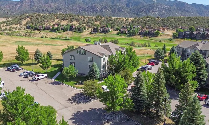 Glenwood Springs Condo | Kings & Queens Autumn Oasis· 2 Kings + 2 Queen Sofas · Mtn Views-Near Glenwood
